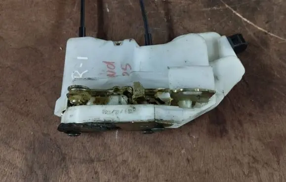 Mitsubishi Endeavor Front door lock