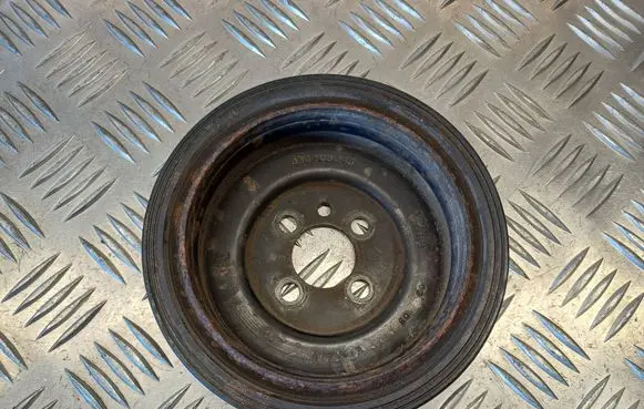 Volkswagen PASSAT B6 Crankshaft pulley 03G105243
