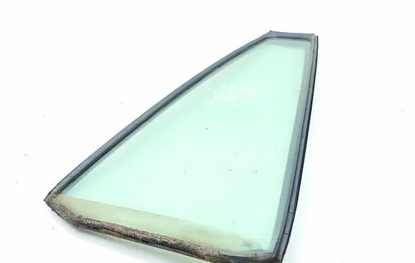 Toyota RAV 4 (XA20) Rear vent window glass 6818942020