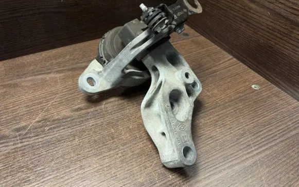 Renault Trafic III (X82) Engine mount bracket 112101360R 112841371R