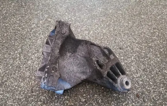 Mercedes-Benz C W204 Engine mounting bracket