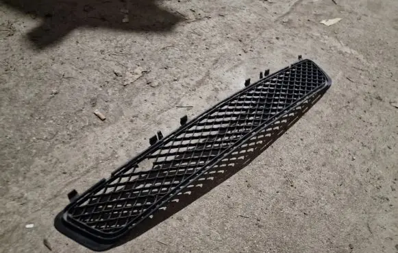 Mercedes-Benz E W212 Front bumper lower grill A2128850523
