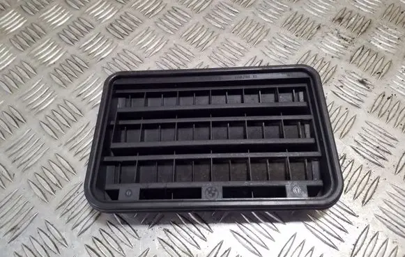 BMW X3 E83 Quarter panel pressure vent 60829010