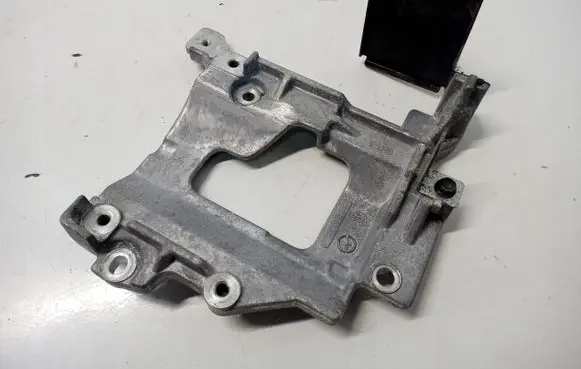 Nissan Leaf II (ZE1) A/C compressor mount bracket 17735205660