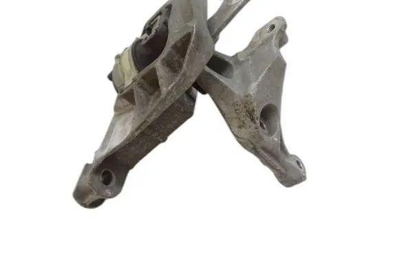 Engine mount vacuum valve