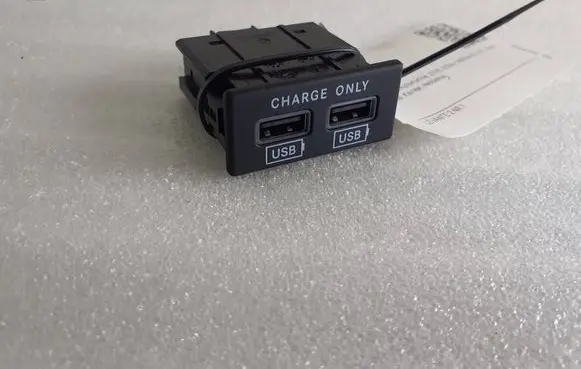 Maserati Levante USB socket connector 670037782