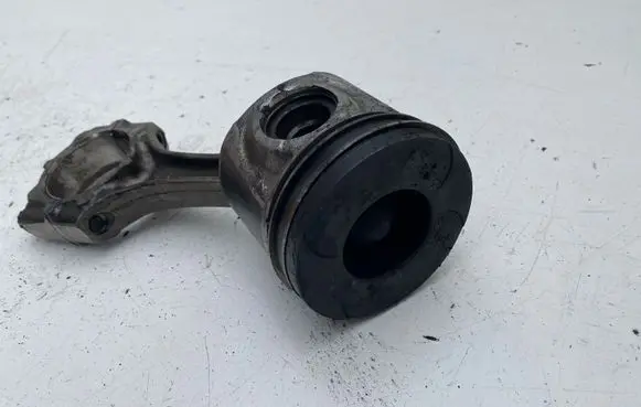 Toyota Avensis T250 Piston with connecting rod 2KB