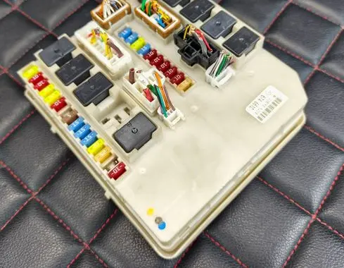 Renault Clio III Fuse box set 674661D R23E181238