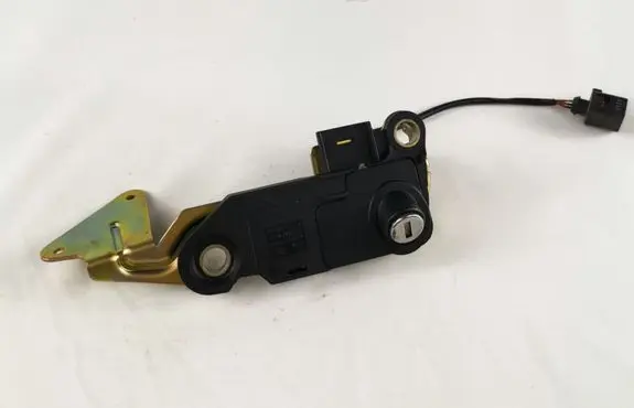 Volkswagen PASSAT B5.5 Tailgate exterior lock 3B9827297A