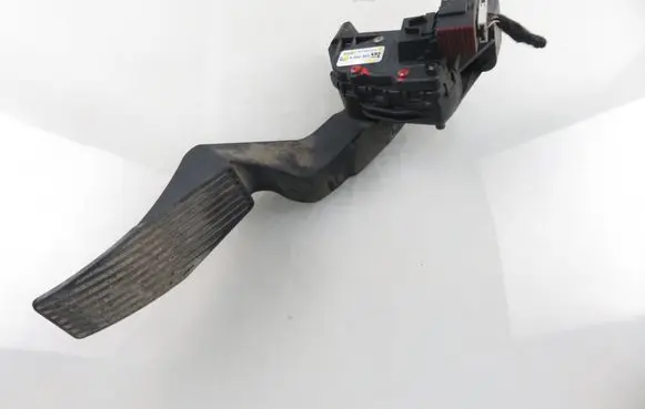 Accelerator throttle pedal