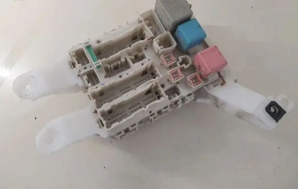 Toyota Auris 150 Fuse module 8273002130A