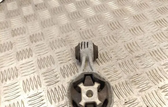 Nissan Qashqai Engine mount bracket