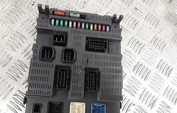 Peugeot Expert Fuse module 9663798380