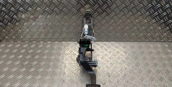 Toyota Yaris Clutch pedal 
