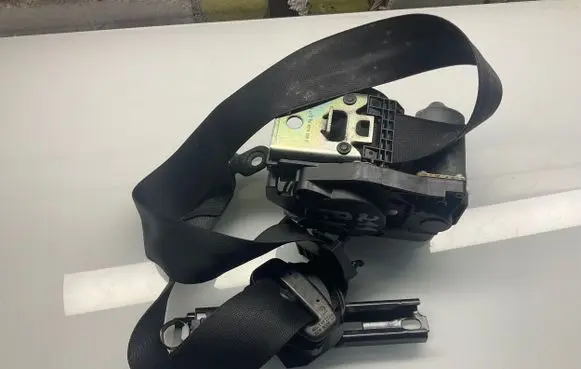 Mercedes-Benz E W211 Front seatbelt 2118605786 A2118605786
