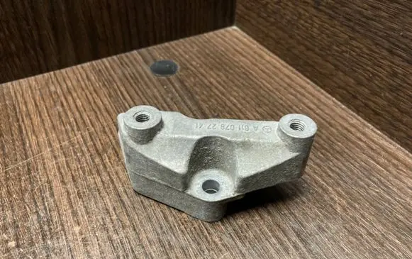 Mercedes-Benz Vito Viano W639 Engine mount bracket A6110782741