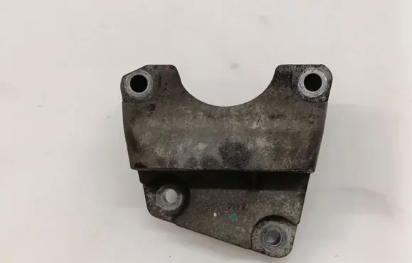 Engine mounting bracket