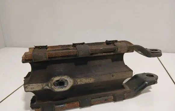 Volvo V70 Engine mount bracket 8G9N6P082