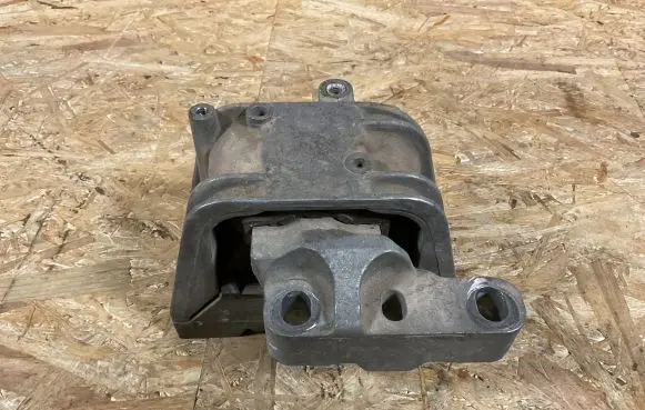 Volkswagen PASSAT B6 Engine mount bracket 3618372