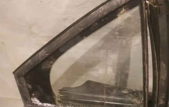 Nissan Primera Rear vent window glass AS2