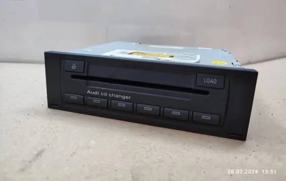 Audi A4 S4 B7 8E 8H CD/DVD changer 8E0035111D