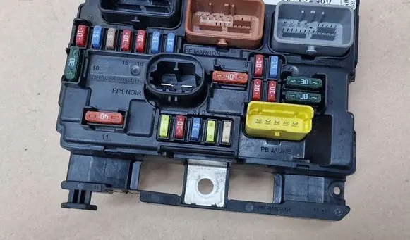 Peugeot 207 Fuse module 9667199680
