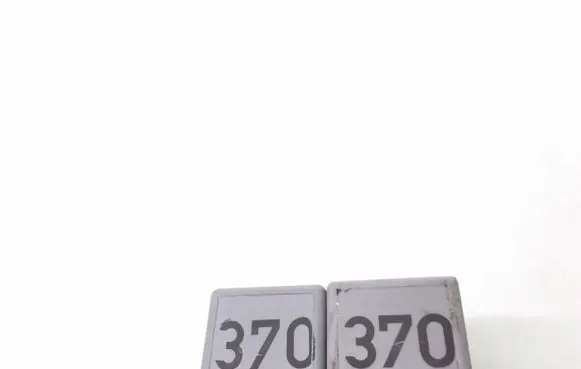 Volkswagen PASSAT B5.5 Other relay 8D0951253 370