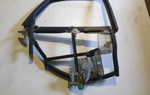 Rear door manual window regulator