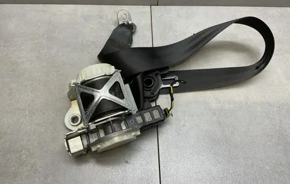 Volkswagen Jetta VI Front seatbelt