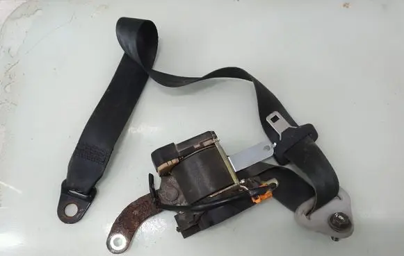 Nissan Micra Front seatbelt 33028569