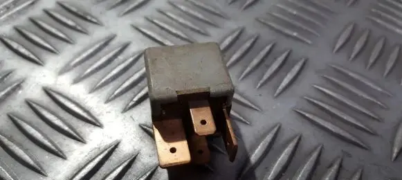 Volkswagen Golf III Other relay 191937503