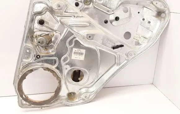 Rear door manual window regulator