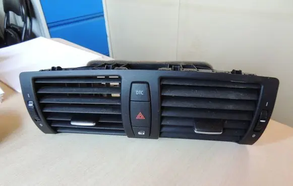 BMW 1 E81 E87 Dash center air vent grill 705918913