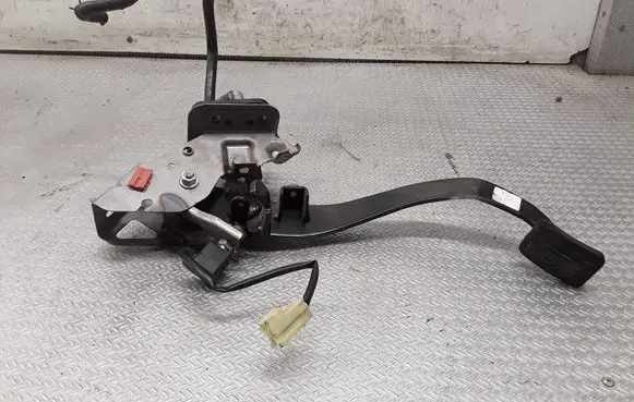KIA Carens II Clutch pedal 