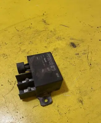 Mercedes-Benz E W211 Charging relay A0025423819 0025423819