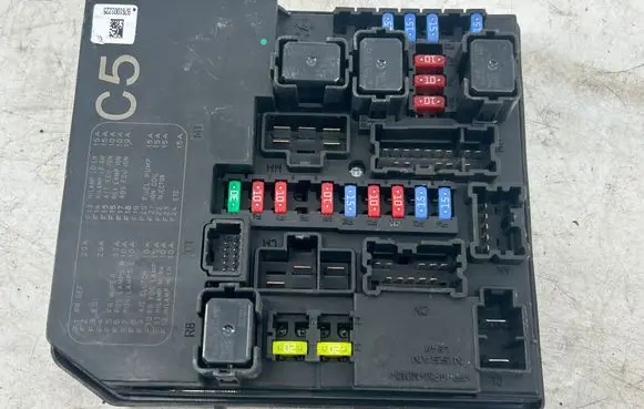 Nissan Juke I F15 Fuse module 284B71KA0D 8761001225 5S0JJ01C7