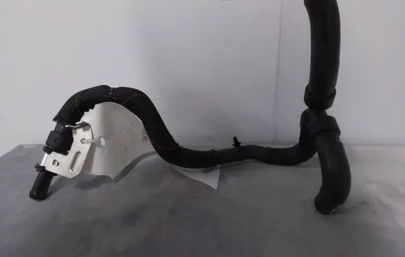 Coolant pipe/hose