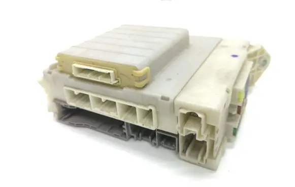 Lexus IS 220D-250-350 Fuse module 8273053020