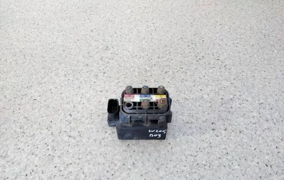 Mercedes-Benz C W205 Air suspension valve block A0993200058