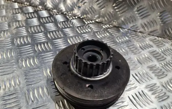Volkswagen Golf IV Crankshaft pulley