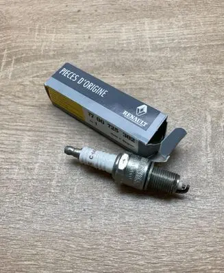 Renault Trafic I Spark plug 7700725302