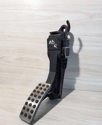 Mercedes-Benz R W251 Accelerator throttle pedal A1643000104 220206 ZGS005