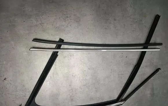 BMW 2 F46 Front door glass trim molding 7326167