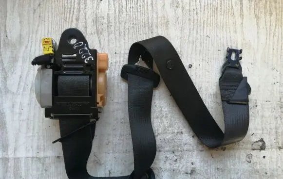 Opel Insignia A Front seatbelt 3063932