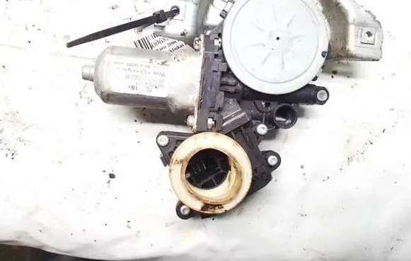 Toyota Yaris Front door window regulator motor 857010F010 85701-0F010