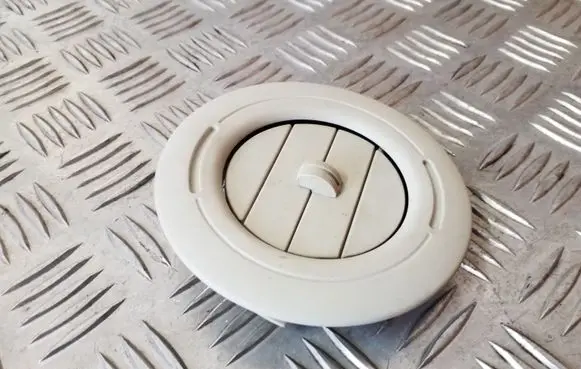 Chrysler Grand Voyager V Air vent grill in roof 