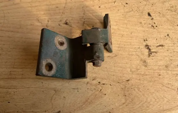 Peugeot 406 Front door lower hinge 