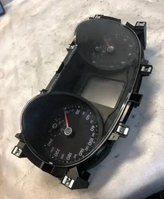 Volkswagen Tiguan Speedometer (instrument cluster) 5na920750b