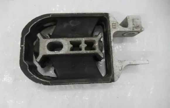 Volvo V40 Engine mount bracket 31359652