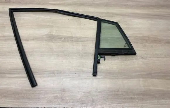 Hyundai Santa Fe Rear vent window glass E1143R000381